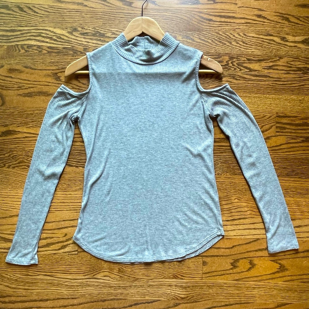 Shoulder cutout mock turtle